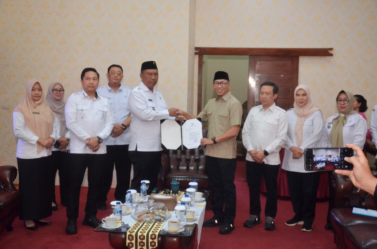 Gubernur Rahmat Mirzani Djausal Serahkan Surat Penugasan Plt. Bupati Lampung Tengah Kepada I Komang Koheri